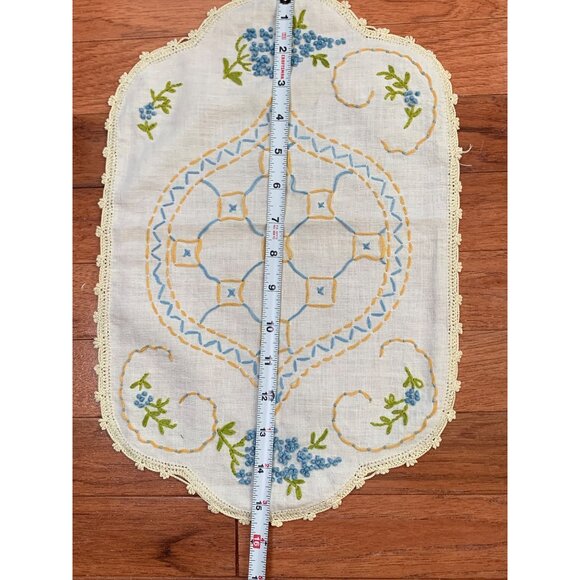 Vintage Embroidered Linen Doily with Floral Design & Crochet Edging 10x16 - Picture 5 of 10